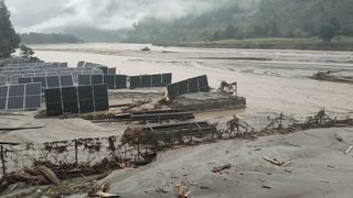 V Himálaji se protrhlo ledovcové jezero. Přišla ničivá povodeň